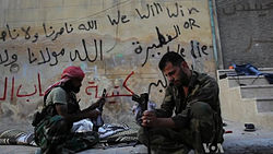 Lázadók Aleppóban fegyvertisztítás közben