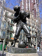 Fuente del joven de los cántaros (1911), de Josep Campeny, plaza de Urquinaona.