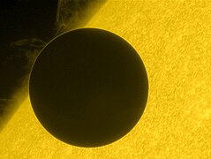 太陽観測衛星ひのでが撮影した接触の様子（黒い金星を包む細い光の環がオレオール現象[129]）