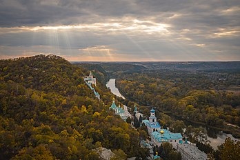 Mosteiro ortodoxo cristão das Montanhas Sagradas, Sviatohirsk, região de Donetsk, Ucrânia. (definição 5 896 × 3 936)