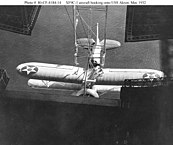 Een XF9C-1 vliegtuig haakt aan waarna het wordt binnengehaald, mei 1932.