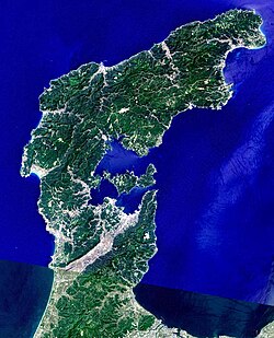 能登半島のランドサット衛星写真。スペースシャトル標高データ使用。