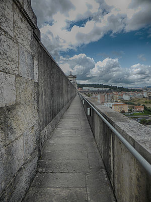 Varandim norte do Aqueduto das Águas Livres sobre o vale de Alcântara - Lisboa, Portugal