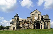 バグラティ大聖堂は再建後（右）に真正性が失われたと判断された[270]