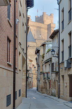 Vista da rua Villavieja com o Palácio dos Reis de Navarra ao fundo construído entre os séculos XIII e XIV, em Olite, Navarra, Espanha. (definição 3 747 × 5 620)