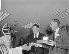 Prins Bernhard bij de opening van de Schick Safety Razor Company te Amsterdam d, Bestanddeelnr 918-5245.jpg