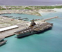 USS Saratoga на причальній стоянці, 1985 рік