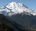 Вулкан Рейнир — высшая точка штата Вашингтон, 3-я по высоте гора в США[англ.].