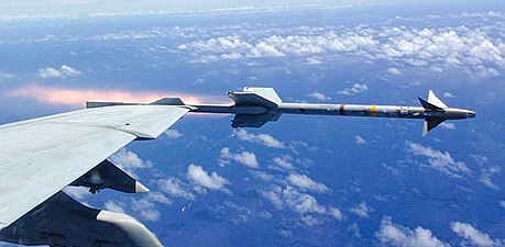 F/A-18 Hornet som avfyrar en AIM-9 Sidewinder jaktrobot med infraröd målsökare.