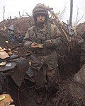 Soldado ucraniano em uma trincheira durante a Invasão Russa da Ucrânia