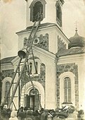 Бальшавікі здымаюць званы з царквы, 1929 г.