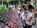Filipiniečiai katalikai dega maldos žvakes (Sebu)