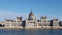 Bilde av fasaden til det ungarske parlamentet i Budapest