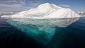 קרחון ימי באוקיינוס הקרח הצפוני, שחלקו התת-מימי נגלה לעין אף הוא, בשל המים השקטים באוקיינוס.