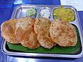 نان پوری هندی همراه با خوراک‌های دیگر