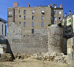 Vestiges de la Porte Sauvetout (fossé du XIIIème s., remparts et tour du Haut-Pas du XVème s.) surmontés d'un immeuble construit au XIXème s. - Cours des 50 étages, Nantes