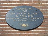 Plaquette op het geboortehuis van Oort, toen Zilverstraat 16, Franeker2009.