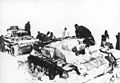Dezember 1941: Sturmgeschütz und Panzer III im russischen Winter