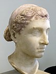 Kleopatra Berlin, arca buatan Romawi yang menggambarkan sosok Kleopatra mengenakan diadem kerajaan, pertengahan abad pertama SM, sekitar waktu lawatan Kleopatra ke Roma (46–44 SM), ditemukan di sebuah vila Italia di pinggiran Via Appia, kini tersimpan di Museum Altes, Jerman
