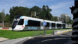 U 53700 en essais à Clichy-sous-Bois sur la ligne 4 du tramway d'Île-de-France.
