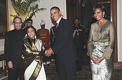 米国のバラク・オバマ大統領、ミシェル・オバマと（2010年11月8日）