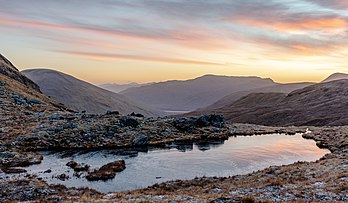 Um pequeno lago entre os picos de Beinn an Dothaidh e Beinn Dorain durante o amanhecer nos montes Grampianos, Terras Altas, Escócia (definição 5 090 × 2 962)