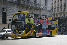 אוטובוס תיירים דו-קומתי בעיר בואנוס איירס שבארגנטינה, מאי 2011