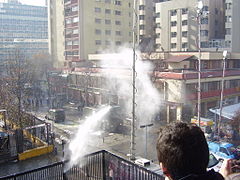 Carro lanza-agua arrojando agua dentro del Instituto Nacional General José Miguel Carrera en los disturbios del 1 de junio de 2006.