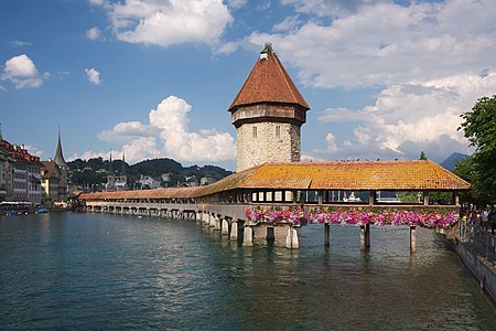 İsviçre'nin Luzern şehrinin sembolü olan Kapell Köprüsü 1333 yılında Aare Nehri'nin kollarından Reuss Nehri'nin üzerine yapılmış ahşap yapımı kapalı köprüdür. (Üreten: Ikiwaner)