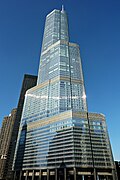 برج و هتل بین‌المللی ترامپ اثر ادرین اسمیت و اسکیدمور، اوینگز و مریل در شیکاگو، ایلینوی