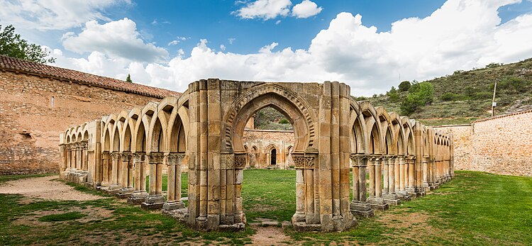 Руины монастыря Сан-Хуан-де-Дуэро[англ.] в Сории, Кастилия-Леон