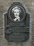 Minnestavla över Agatha Christie i Torquay.