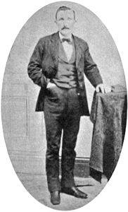 الضابط الأول ألبرت ريتشاردسون.