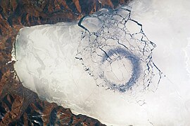 Circle of thin ice, diameter of 4.4 km (2.7 মাইল) at the lake's southern tip, probably caused by convection