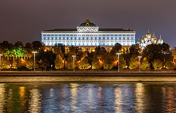 Vista noturna do Grande Palácio do Kremlin, Moscou, Rússia. O palácio foi construído entre 1837 e 1849 no terreno de propriedade dos grãos-príncipes, que se estabeleceram no século XIV na colina Borvitsky. O palácio, com 125 metros de comprimento e 47 metros de altura, era a antiga residência dos czares em Moscou (definição 7 368 × 4 718)