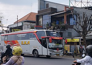 Bus Eka (bawah) melintas di Terminal Lama Jombang, 4 Februari 2023