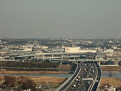 当ICから東京方面を見る。川の反対側が海老名JCT、川を渡る部分の本線の両側の車線が専用連絡路である。