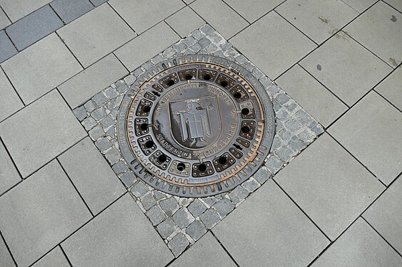 Manhole cover with coat of arms in Munich