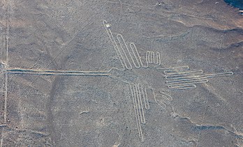 Vista aérea do "beija-flor", um dos geoglifos mais populares das Linhas de Nasca, situadas no Deserto de Sechura no sul do Peru. Os geoglifos deste Patrimônio Mundial segundo a UNESCO (desde 1994) estão espalhados por um platô de 80 km entre as cidades de Nazca e Palpa e datam, segundo diferentes estudos, entre 500 a.C. e 500 d.C. (definição 7 836 × 4 755)