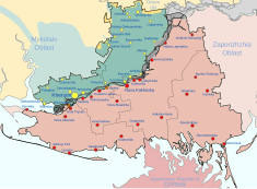 Sārtā krāsā iezīmēta Krievijas okupētā Hersonas apgabala daļa, bet zilā krāsā Ukrainas atbrīvotā apgabala daļa