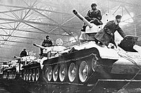 T-34 Soviet, tank paling banyak diproduksi dalam perang ini. Lebih dari 57.000 unit dibuat pada tahun 1945.