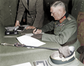 Генерал-фельдмаршал Вильгельм Кейтель подписывает акт о капитуляции Германии в Карлсхорсте