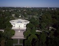 Cementeriu Nacional d'Arlington, col Arlington Memorial Amphitheater' y la Tumba de los desconocíos (Estaos Xuníos).
