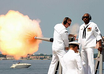Святковий салют на честь введення в експлуатацію есмінця «Монзен» ВМС США. 28 серпня 2004