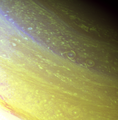 Noordpoolstreek van Saturnus afgeneem in oranje en UV-filtreerders.