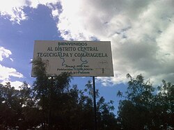Lletreru dando la bienvenida al Distritu Central - Tegucigalpa y Comayagüela, allugáu nes llendes del conceyu.