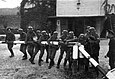 Німецькі солдати ламають шлагбаум на німецько-польському кордоні 1 вересня 1939
