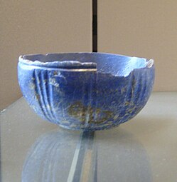 Un bol lapis lazuli din Iran (sfârșitul celui de-al III-lea, începutul mileniului II î.Hr.)