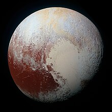 Rigardo de la nordpolusa teritorio kaj de la malproksima al Ĥarono flanko de Plutono, fotita de la kosma sondilo New Horizons la 14-an de Julio 2015 el distanco de proksimume 450.000 km[1]