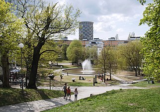 Starrbäcksängens bostadsområde och park med Svea torn i bakgrunden.